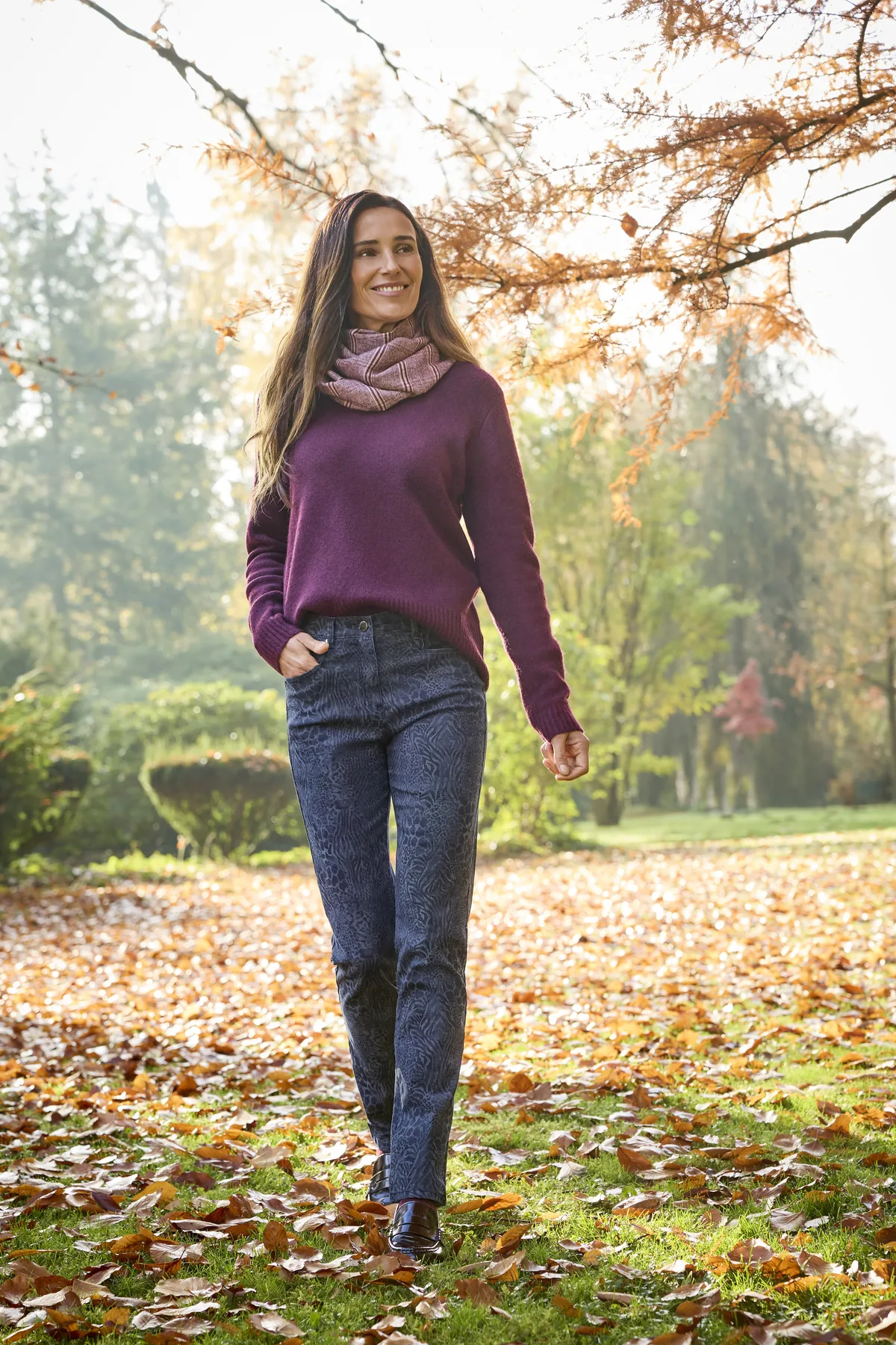 Raphaela-by-BRAX-Look mit violettem Oberteil im Park.
