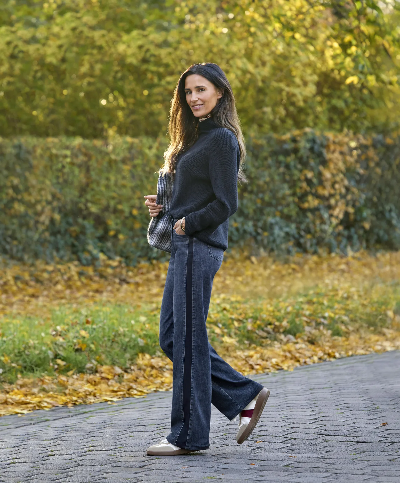 Raphaela-by-BRAX-Look bei einem Spaziergang im Park.