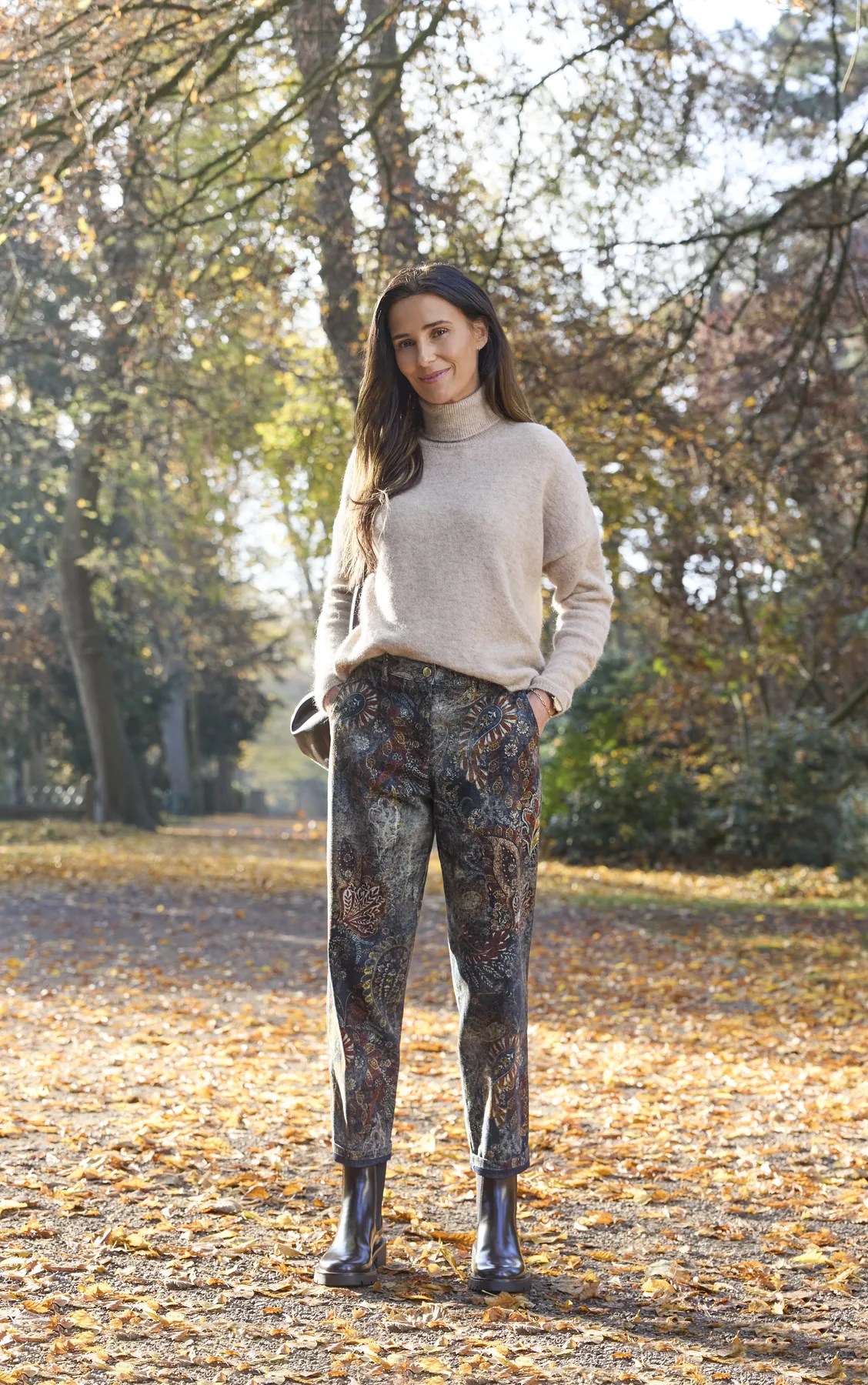 Raphaela-by-BRAX-Look mit heller Jacke und gemusterter Hose.